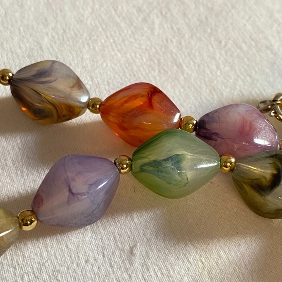 Colorful Necklace Agate Diamond Shape And Tiny Gold Tone Round Beads - Picture 5 of 8